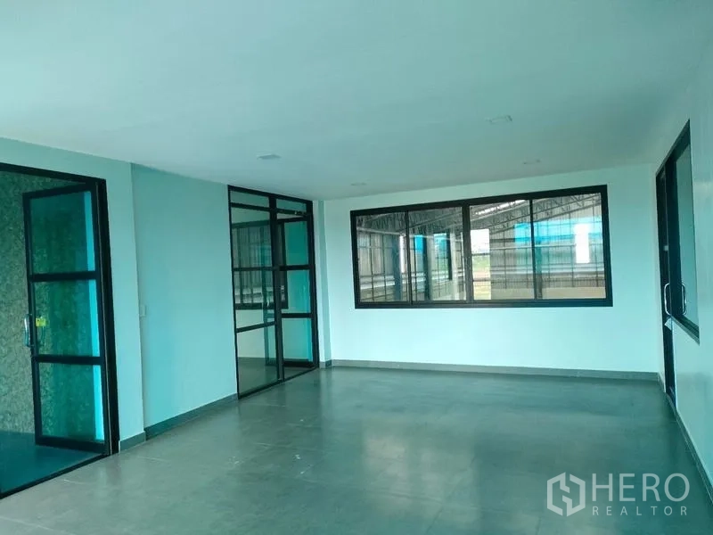 โรงงาน ให้เช่าในBan Phaeo, Samut Sakhon - พื้นที่สำนักงานกว้าง พาร์ทิชันกระจกและหน้าต่างขนาดใหญ่