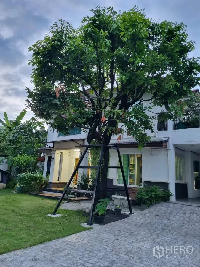 独立式住宅 出租在Bang Kapi, Bangkok - 两层独栋住宅，带大草坪、乔木和铺装车道。