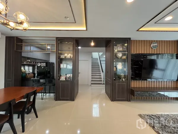 บ้าน ให้เช่าหรือขายในBang Kapi, Bangkok - มุมโอเพนแปลนจากโซนทานข้าวสู่ห้องนั่งเล่น ตู้บิวท์อิน และบันไดกลางบ้าน