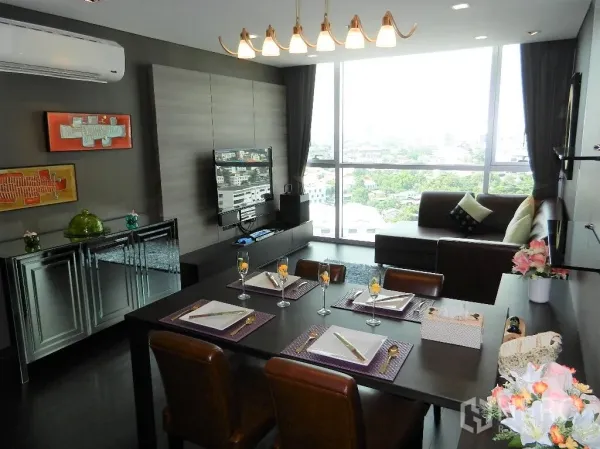 คอนโด ให้เช่าในWatthana, Bangkok - พื้นที่รับประทานอาหารจัดเซ็ตสำหรับสี่ เชื่อมต่อโซฟาลาวน์จ และหน้าต่างบานใหญ่เห็นวิวกรุงเทพฯ