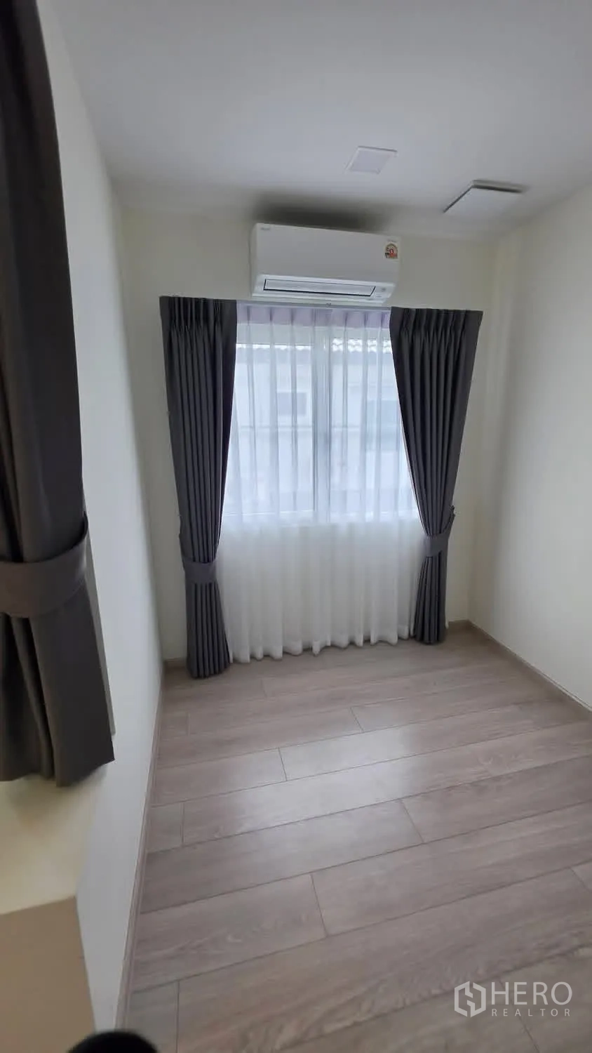 独栋房屋 for rent in Bang Phli, Samut Prakan - 小卧室，配空调、纱帘与遮光帘，木纹地板。