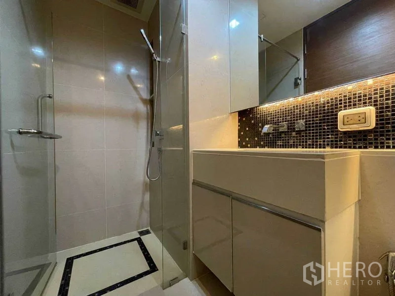 公寓 出租在Bang Rak, Bangkok - 当代风格淋浴间，玻璃隔断与马赛克背墙