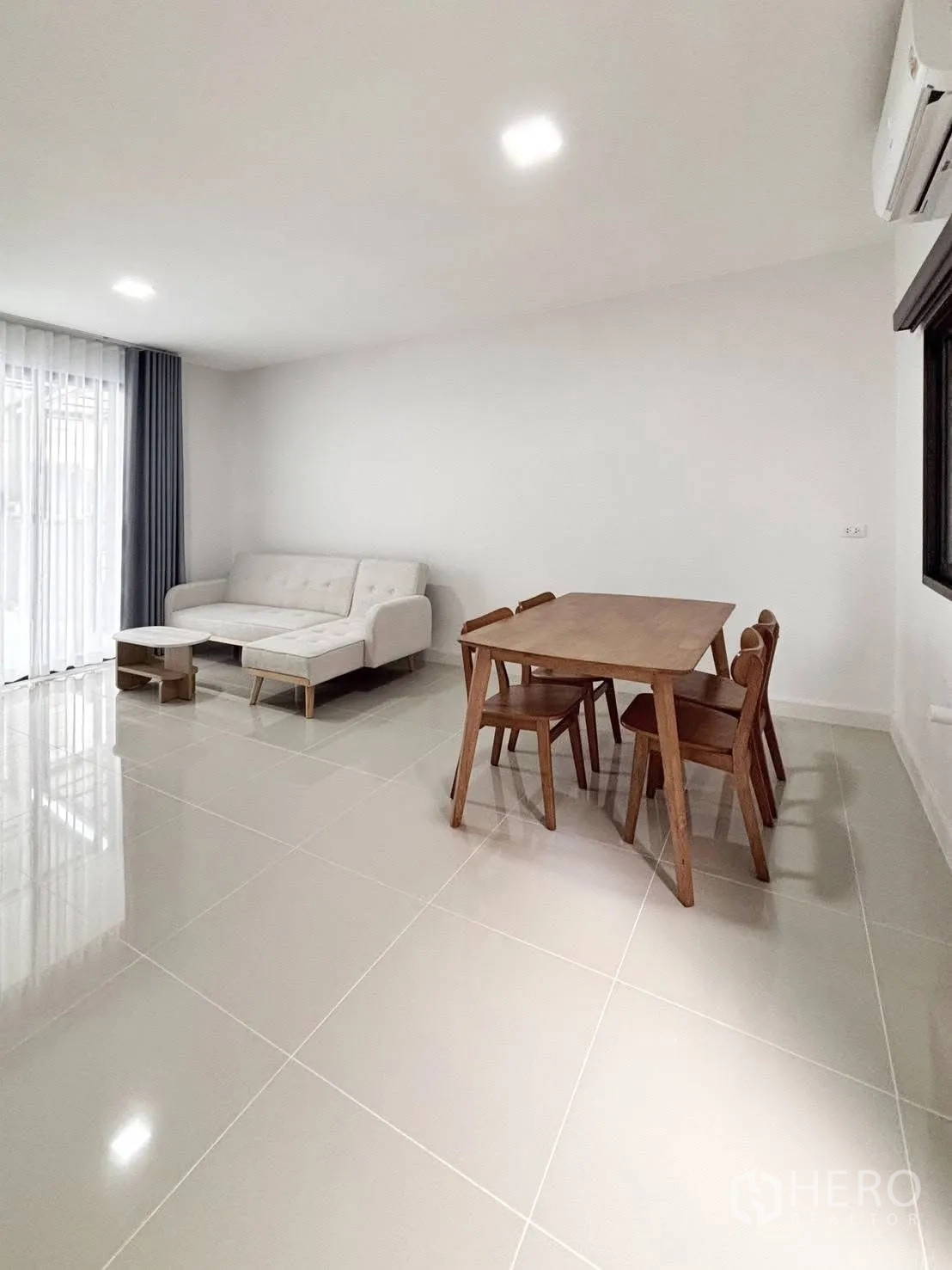 ทาวน์เฮาส์ for rent in Bang Phli, Samut Prakan - โถงรับแขก-ทานอาหาร พื้นกระเบื้องเงา โซฟา โต๊ะทานข้าว พร้อมประตูบานเลื่อน