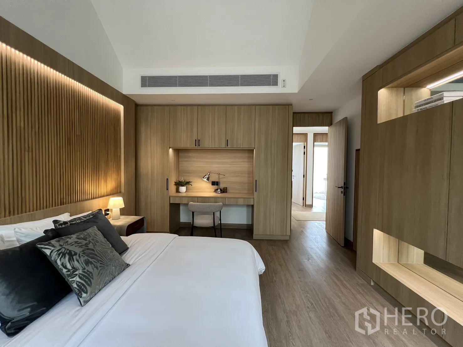ทาวน์เฮาส์ ขายในWatthana, Bangkok - วอล์กอินคลอเซ็ตกว้าง ประตูกระจกและไอส์แลนด์กลางห้อง