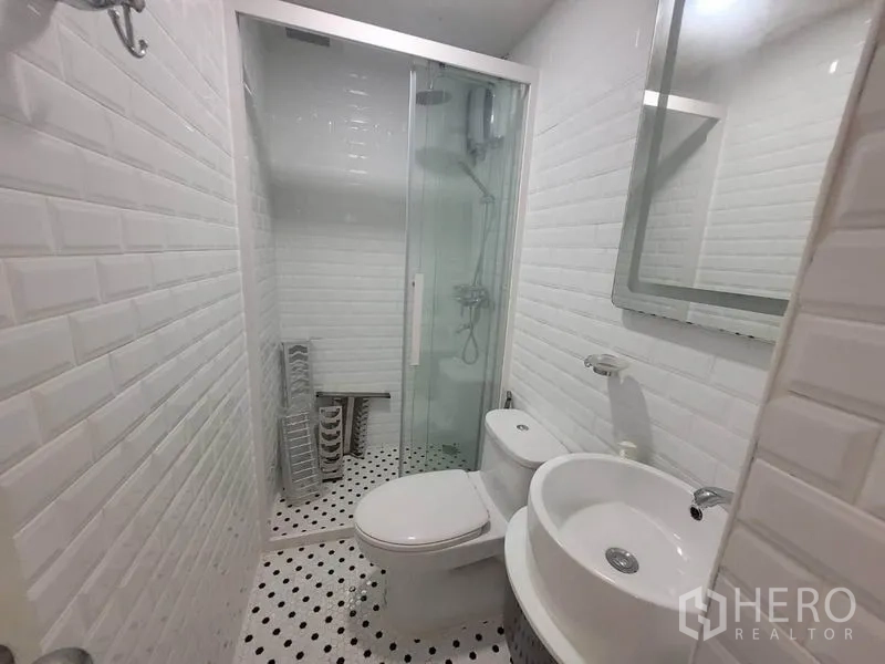 คอนโด ให้เช่าในWatthana, Bangkok - ห้องน้ำรองกะทัดรัด มีอ่างล้างหน้าทรงกลม โถสุขภัณฑ์ และตู้กระจกอาบน้ำ