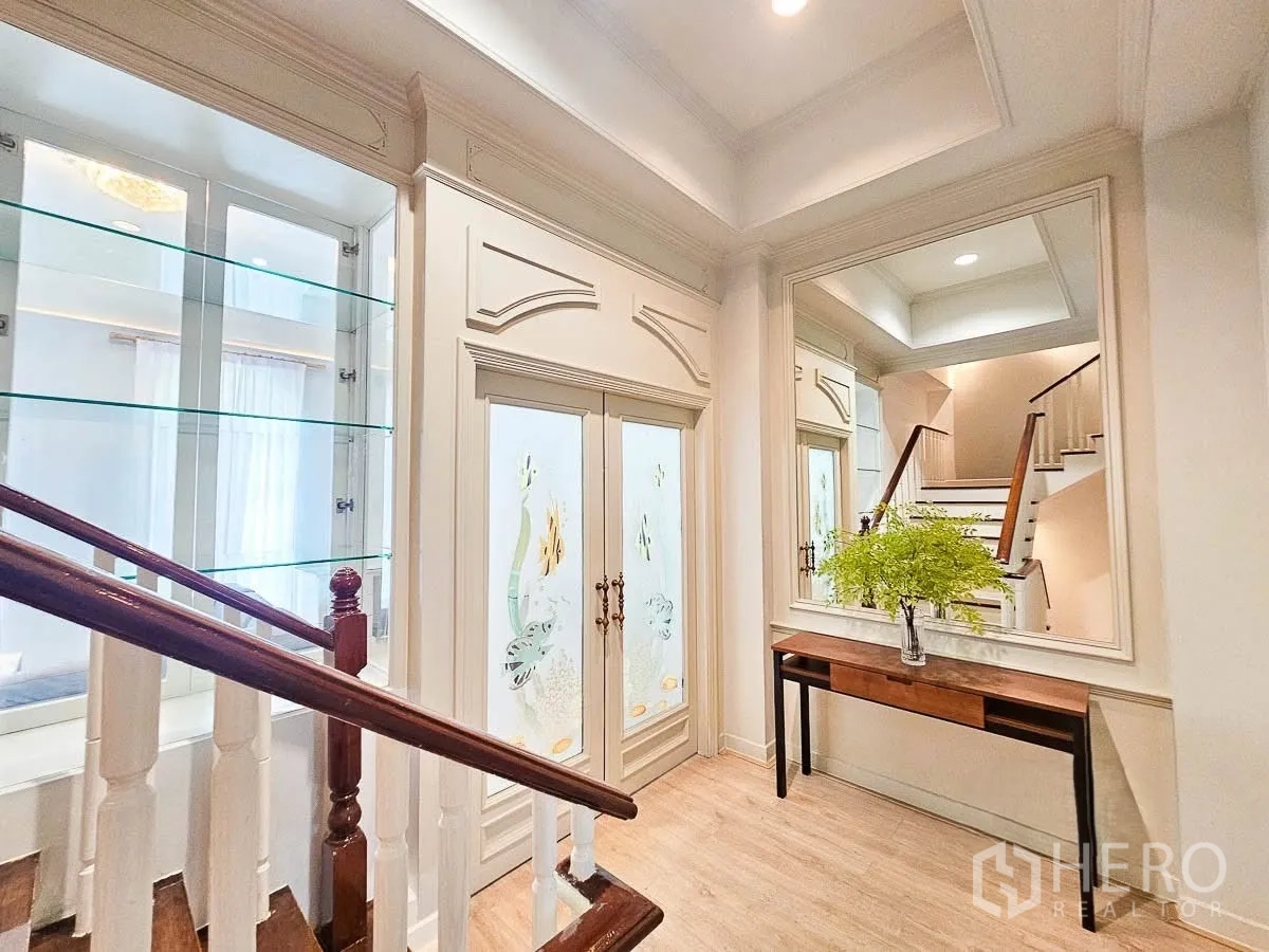 ทาวน์เฮาส์ for rent in Yan Nawa, Bangkok - โถงทางเข้าพร้อมบันได กระจกเงาบานใหญ่ และตู้โชว์กระจก แสงไฟฝ้าลงตัว