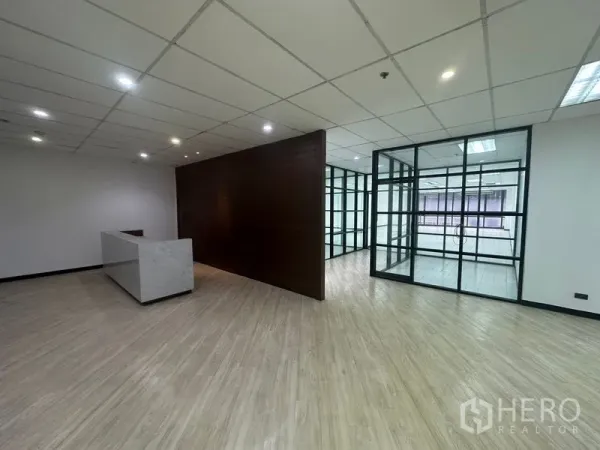 Office Space for rent in Din Daeng, Bangkok - Reception area with marble counter, wood accent wall, and glass meeting rooms.