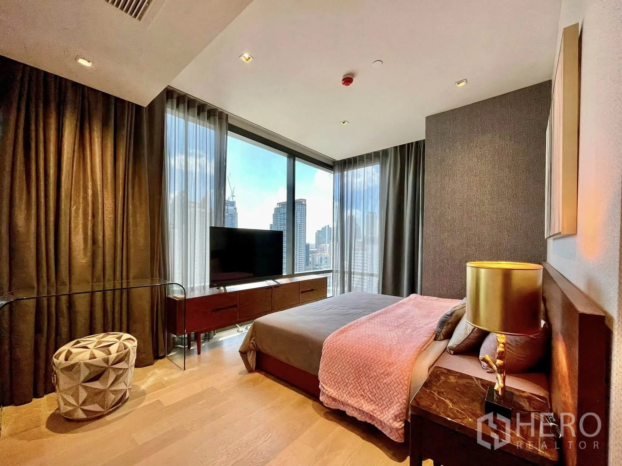 公寓 for rent in Bang Rak, Bangkok - 转角卧室，环窗、电视柜与城市景观。