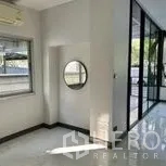 带办公室的家 出租在Wang Thonglang, Bangkok - 靠近主工作区的小壁龛，设窗户与圆形镜。