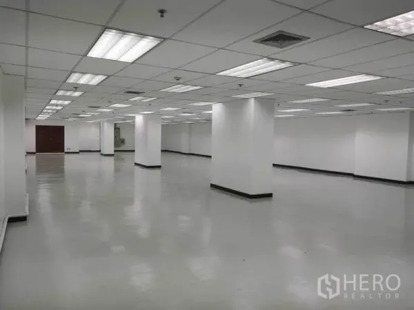 办公空间 出租在Phaya Thai, Bangkok - 空置开放工位区，结构立柱、送回风吊顶与平整反光地坪。