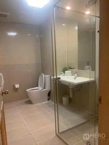 公寓 出租在Khlong San, Bangkok - 第二浴室配玻璃淋浴房、台盆与坐便。