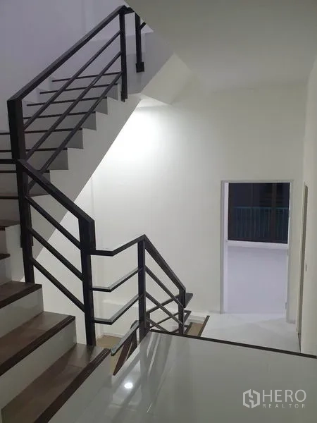 带办公室的家 出租在Wang Thonglang, Bangkok - 金属栏杆楼梯间，极简风格，通往房间