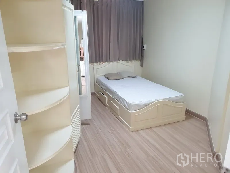 คอนโด ให้เช่าในWatthana, Bangkok - ห้องนอนรองเตียงเดี่ยว พร้อมลิ้นชักเก็บของและผ้าม่านทึบ