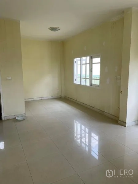 Warehouse for rent in Samut Sakhon - Bright office room with tiled flooring, neutral walls and a window overlooking the site.