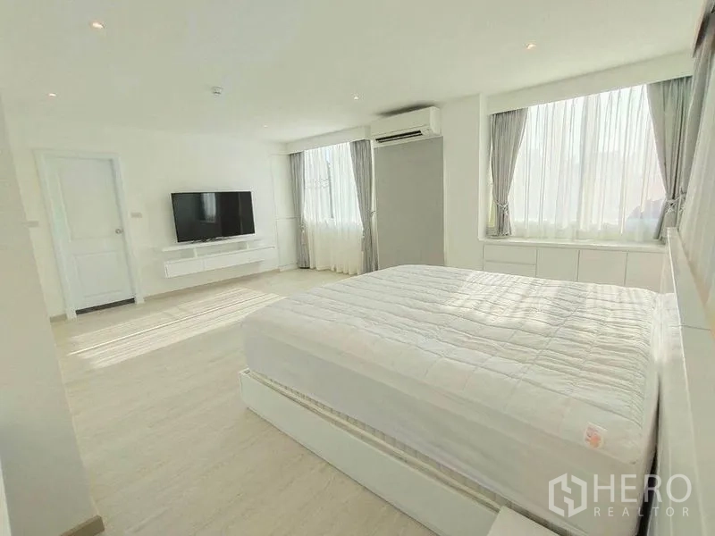 公寓 出租在Bang Rak, Bangkok - 主卧明亮，设大窗、壁挂电视与空调。