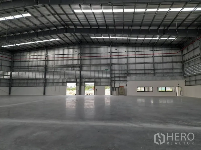 โรงงาน ให้เช่าในMueang Rayong, Rayong - มุมมองภายในไปยังประตูเข้าออกขนาดใหญ่และช่องหน้าต่างสำนักงาน