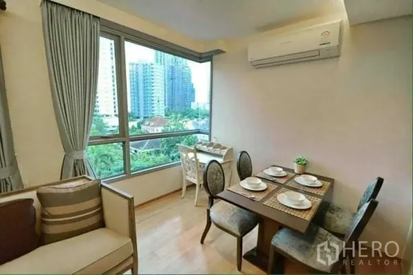 公寓 出租在Watthana, Bangkok - 采光充足的用餐角，临大窗可观城市景，带空调。