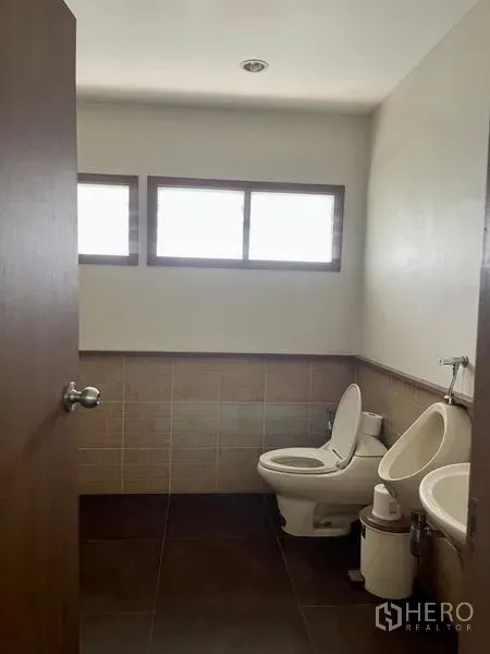 Factory for rent in Mueang Samut Prakan, Samut Prakan - Clean restroom with window ventilation, toilet, urinal and sink