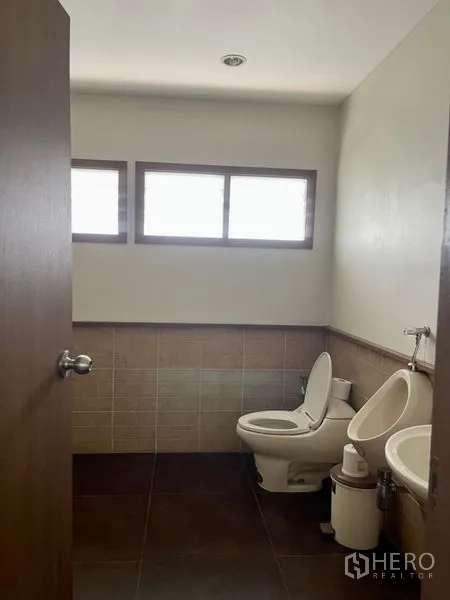 Factory for rent in Mueang Samut Prakan, Samut Prakan - Clean restroom with window ventilation, toilet, urinal and sink
