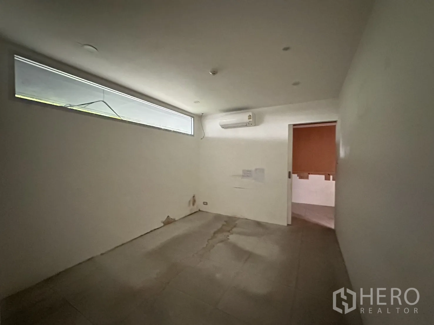 พื้นที่ขายของ for rent in Watthana, Bangkok - ห้องติดแอร์พร้อมช่องแสงแนวนอนเหนือผนังและพื้นกระเบื้อง.