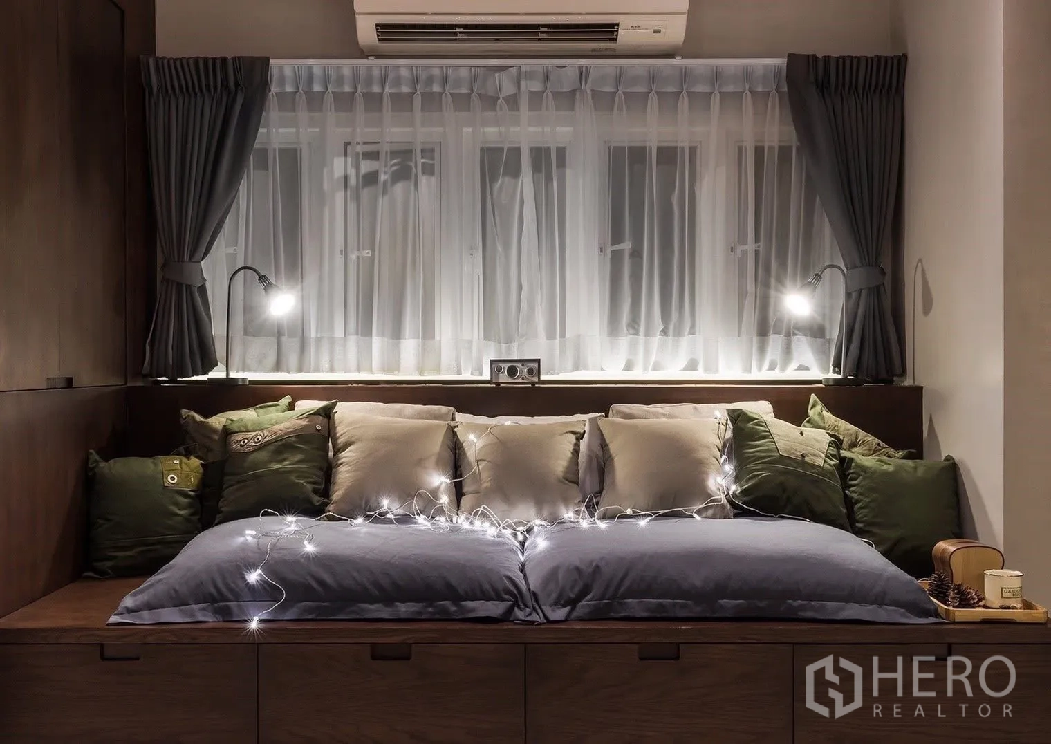 ทาวน์เฮาส์ for sale in Suan Luang, Bangkok - มุมเดย์เบดใต้หน้าต่างติดผ้าม่าน พร้อมโคมอ่านหนังสือและแอร์