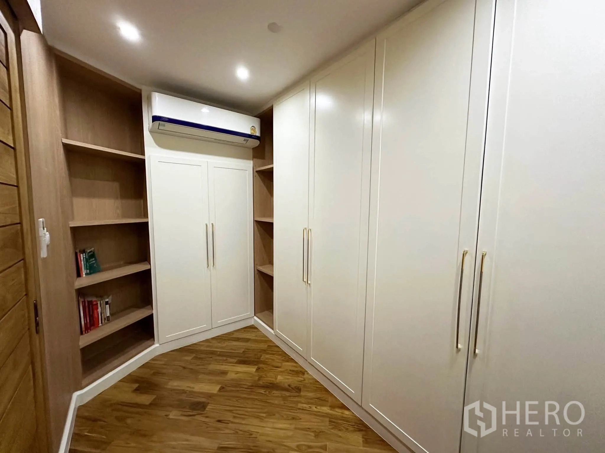 คอนโด for sale in Khlong San, Bangkok - ห้องเก็บของพร้อมตู้บิวท์อินและชั้นไม้เข้ามุม พื้นไม้สวยงาม