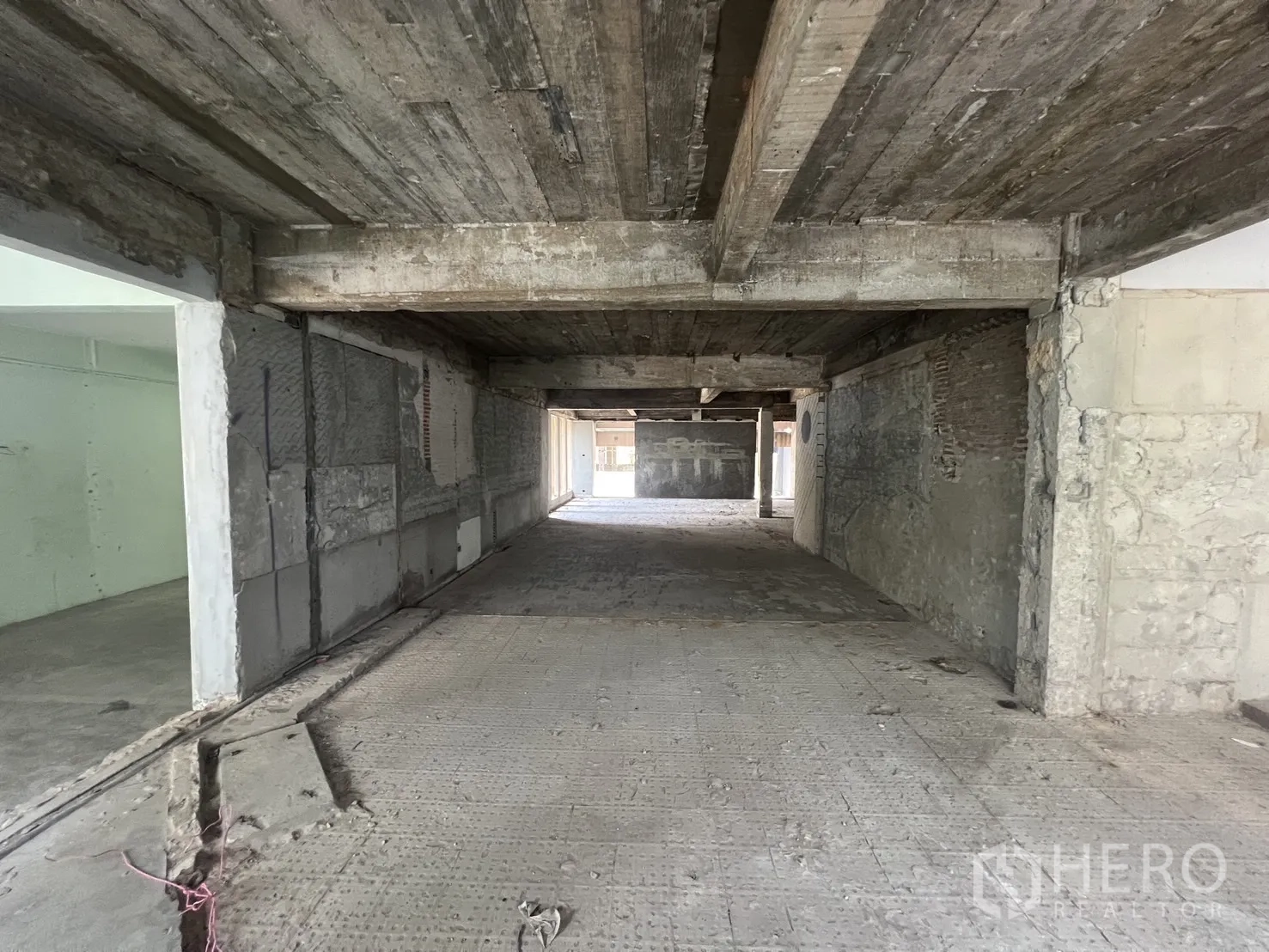 ตึกแถว for rent in Bang Rak, Bangkok - พื้นที่โล่งมีผนังก่ออิฐลายโค้งและเสาคอนกรีต