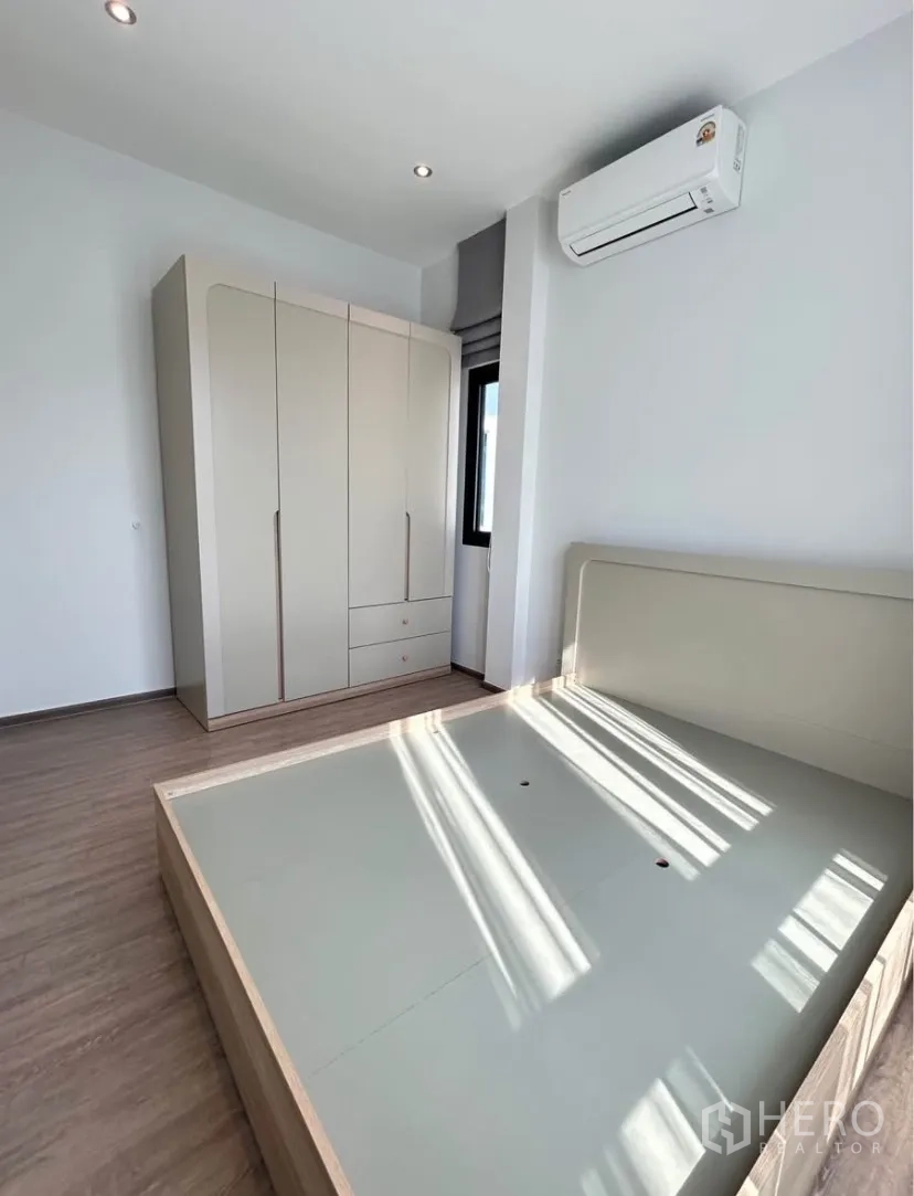 Semi-detached House for rent in Bang Phli, Samut Prakan - Sunlit bedroom with wardrobe, air conditioning and a platform bed frame.
