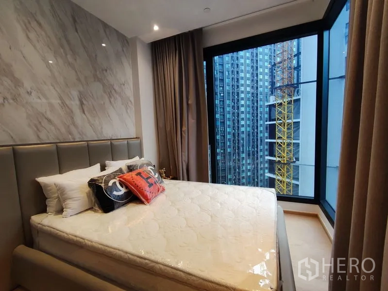 公寓 出租在Din Daeng, Bangkok - 卧室转角落地窗可见城市天际线景观。