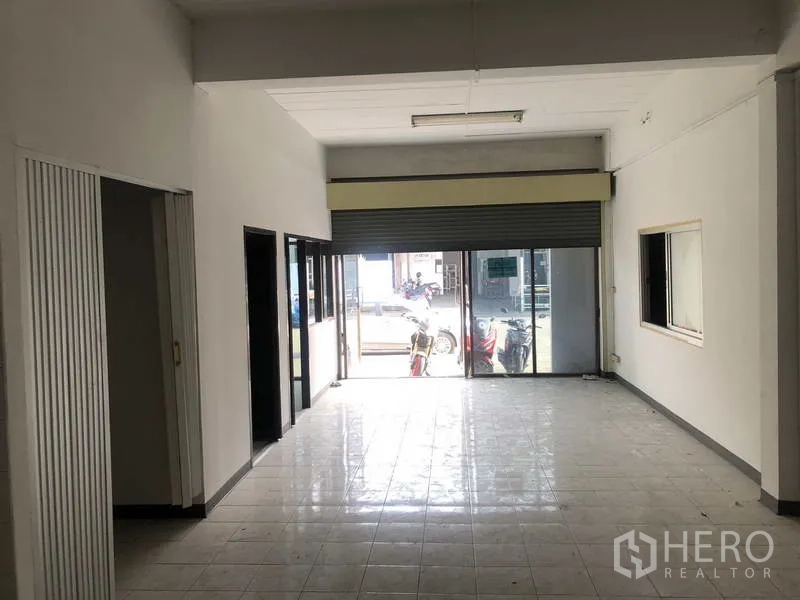 工厂 出租在Khlong Luang, Pathum Thani - 临街入口，推拉玻璃门配卷帘门。