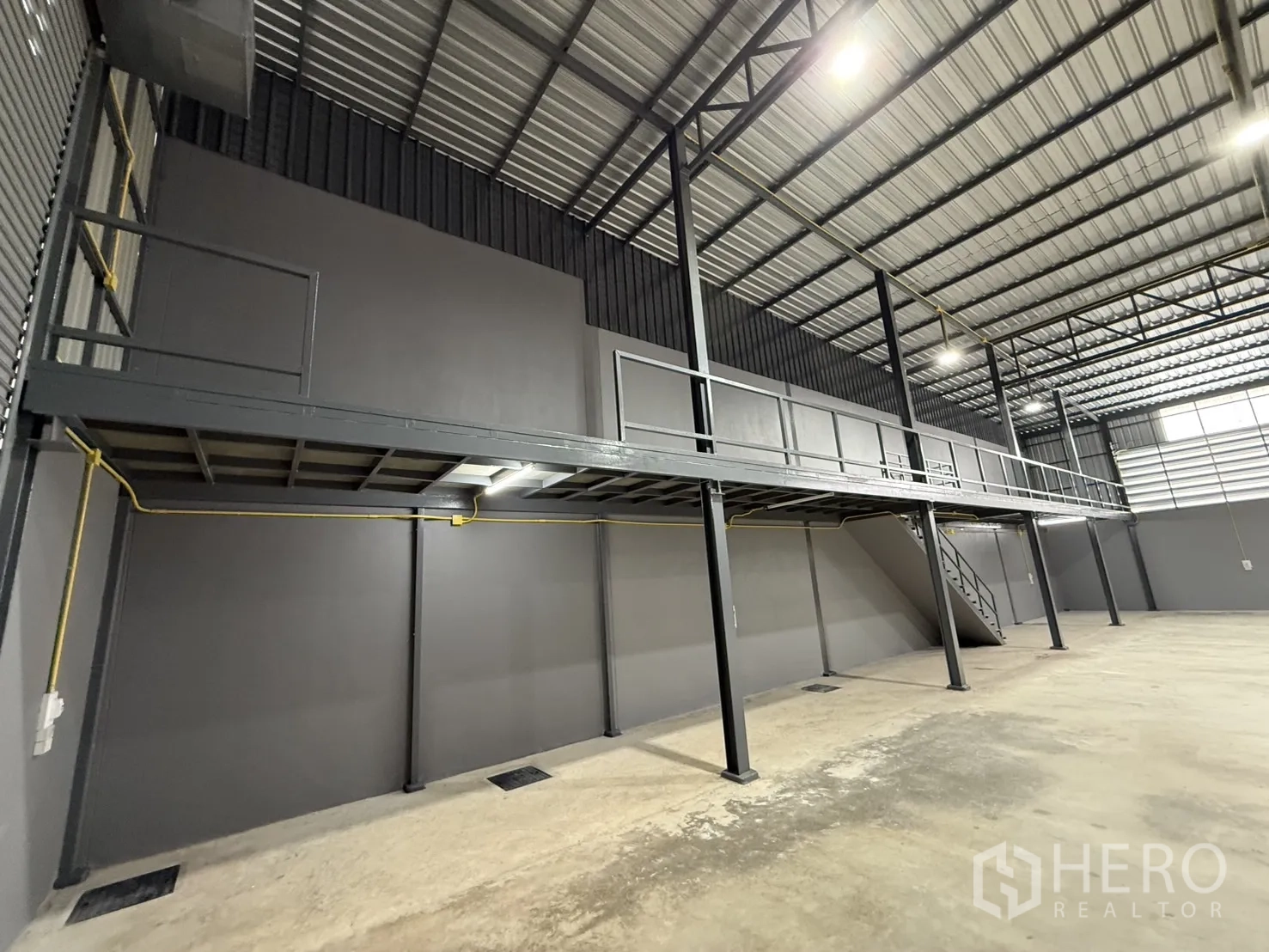 Warehouse for rent in Lam Luk Ka, Pathum Thani - Close-up of mezzanine structure with columns and stair.