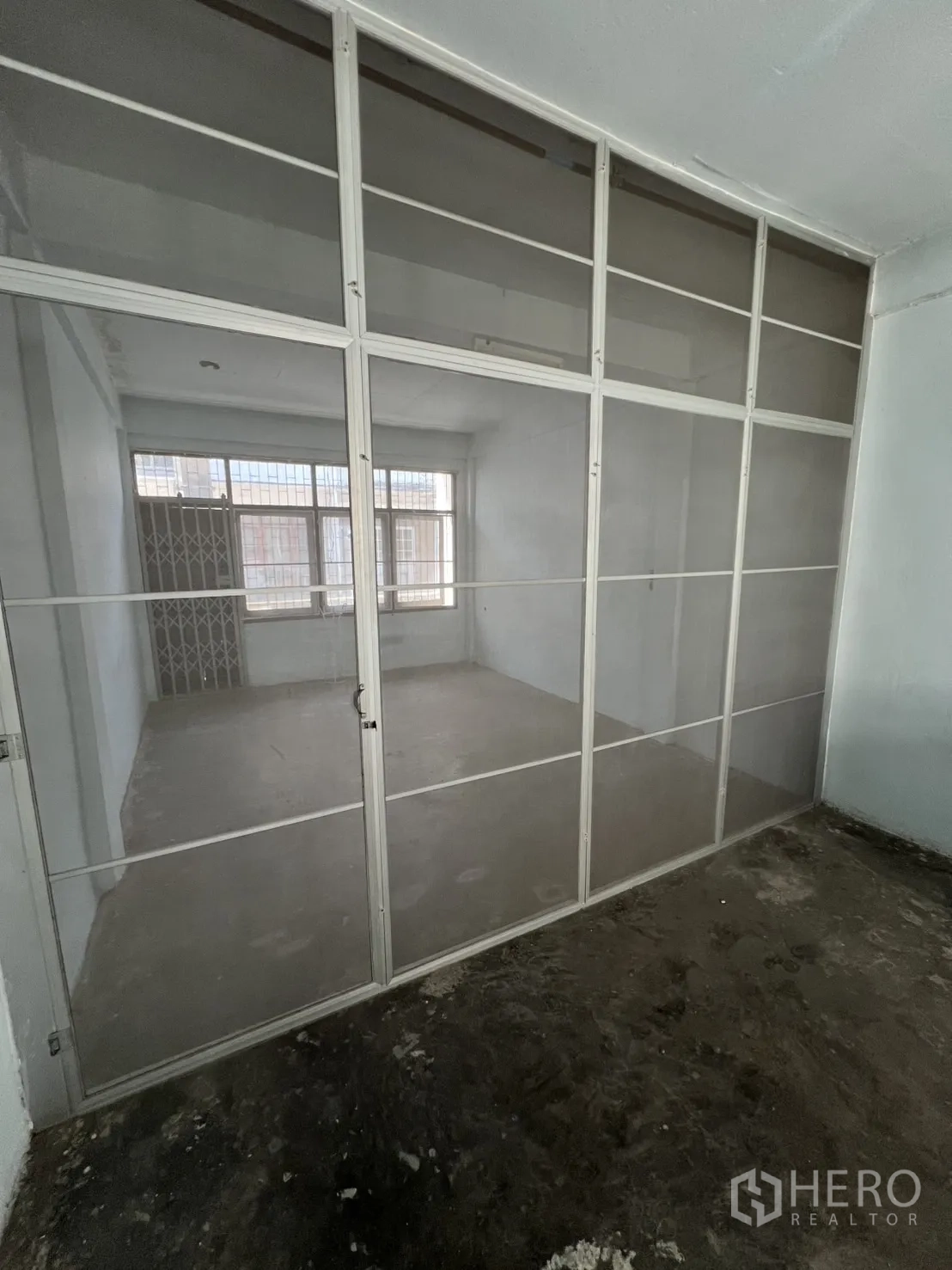 店屋 出租或出售 - 楼上房间以大面积玻璃隔断分隔，带护栏窗。