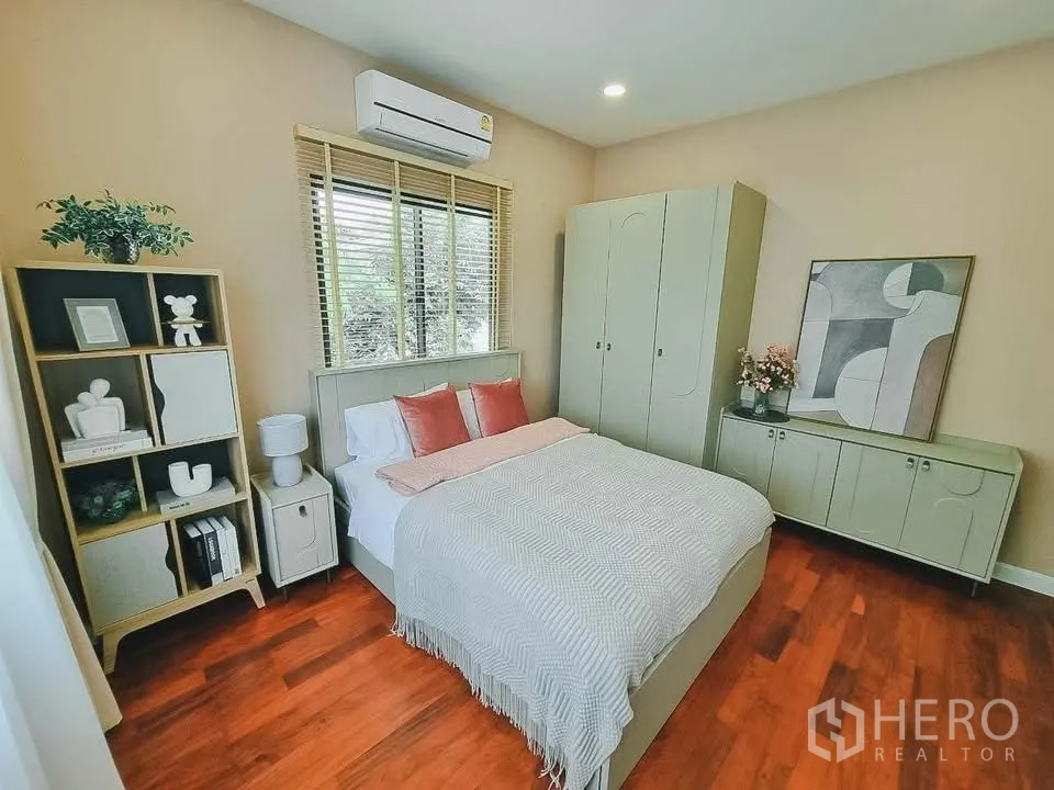 独栋房屋 for rent or sale in Bang Phli, Samut Prakan - 暖色系卧室，设空调、床与一体化储物柜。
