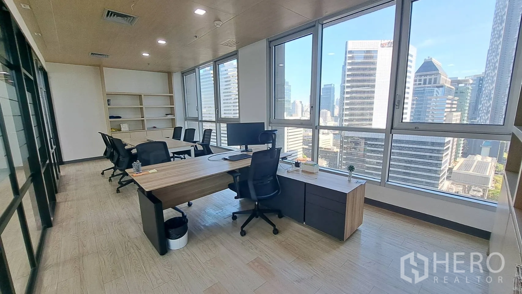 办公空间 出租在Yan Nawa, Bangkok - 行政办公室，木纹书桌靠窗，视野开阔