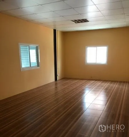 货栈 出租在Pak Kret, Nonthaburi - 二层大办公间，木纹地面和采光窗。