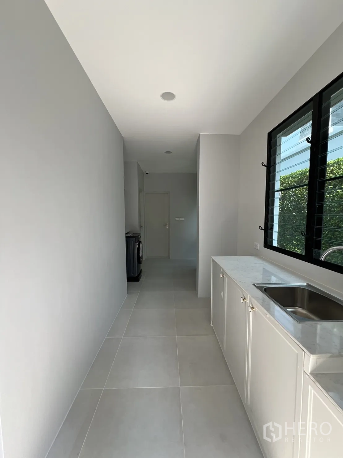 Detached House for rent in Saphan Sung, Bangkok - Service area with sink, cabinets and side entrance.