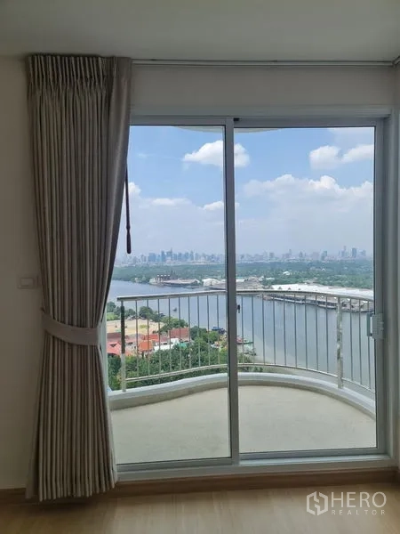 公寓 出售在Yan Nawa, Bangkok - 卧室设落地推拉门连通阳台，俯瞰江景与都市风光。