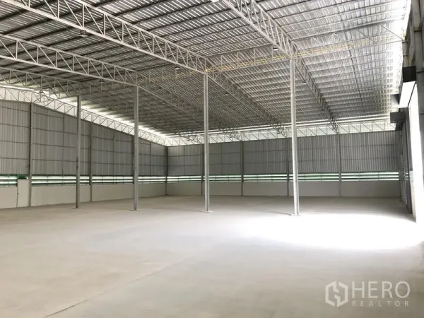 货栈 出租在Lat Lum Kaeo, Pathum Thani - 仓库内部宽敞，高钢桁架屋顶与抛光混凝土地面