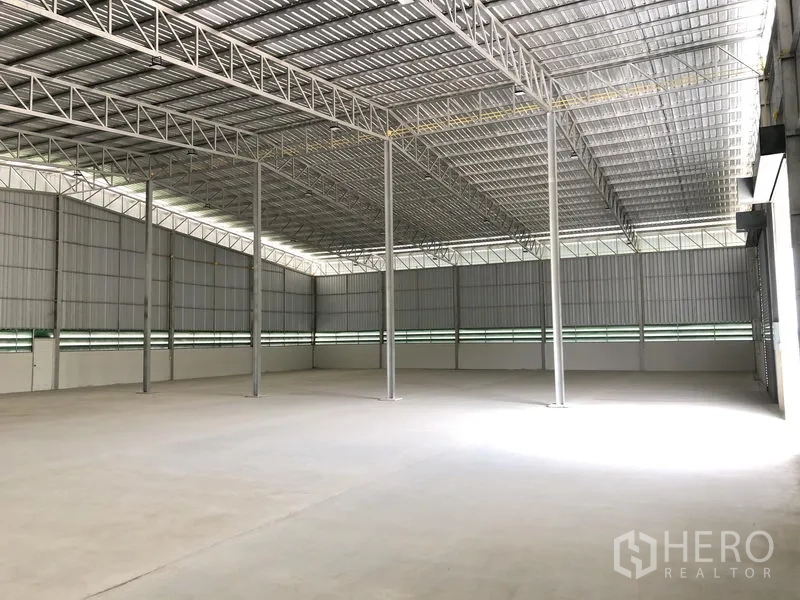 货栈 出租在Lat Lum Kaeo, Pathum Thani - 仓库内部宽敞，高钢桁架屋顶与抛光混凝土地面