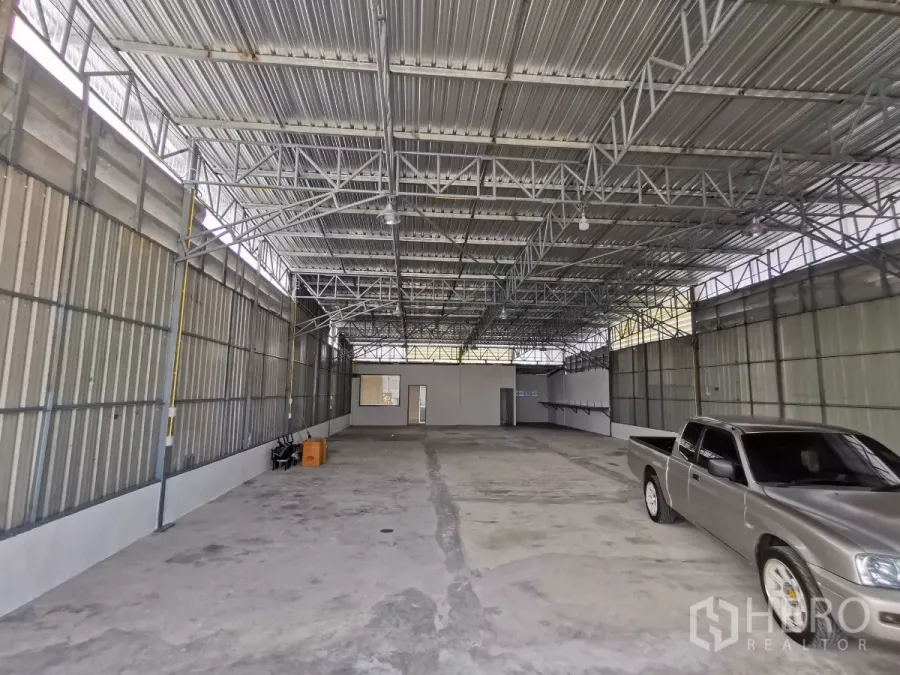 คลังสินค้า ให้เช่าในMin Buri, Bangkok - พื้นที่เก็บสินค้าโล่ง มองไปยังออฟฟิศภายในที่อยู่ด้านท้ายโกดัง