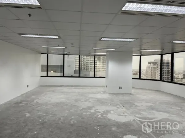Office Space for rent in Din Daeng, Bangkok - Corner workspace with wide windows overlooking the Bangkok skyline.