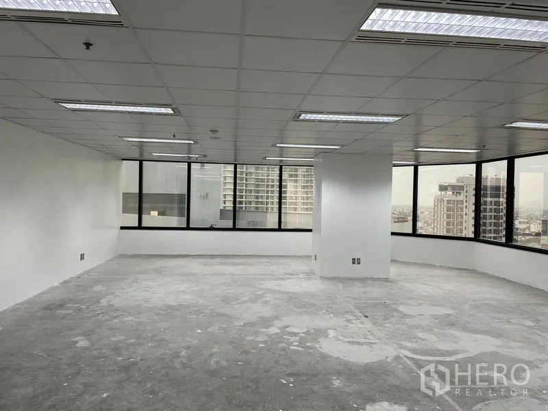 Office Space for rent in Din Daeng, Bangkok - Corner workspace with wide windows overlooking the Bangkok skyline.