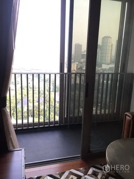 公寓 出租在Khlong Toei, Bangkok - 私家阳台，推拉落地门，可观城市景观。