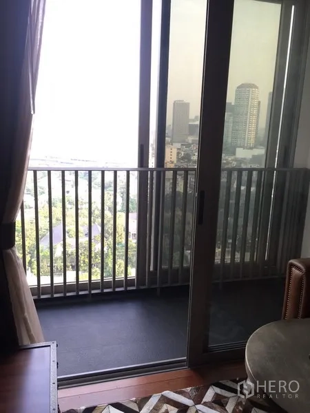 公寓 出租在Khlong Toei, Bangkok - 私家阳台，推拉落地门，可观城市景观。