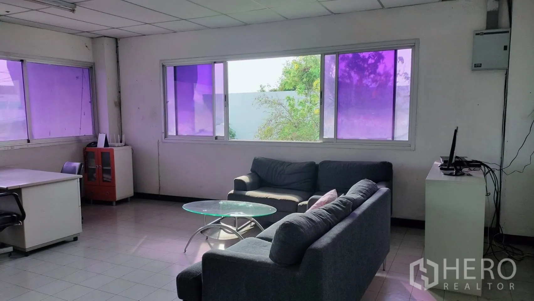 โรงงาน for rent in Lat Krabang, Bangkok - ห้องพักผ่อนสำนักงานพร้อมโซฟาและโต๊ะกลางกระจก ใกล้หน้าต่างบานใหญ่.