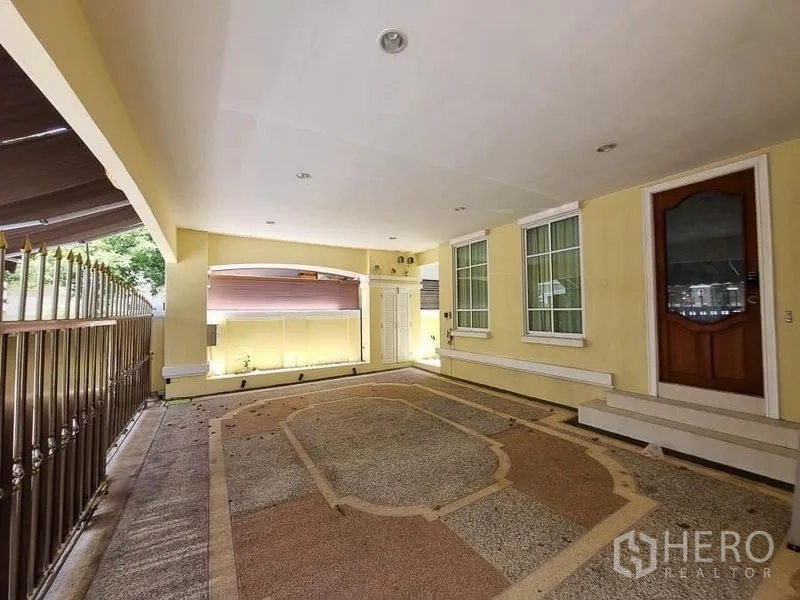 Detached House for rent in Yan Nawa, Bangkok - Covered carport or terrace with patterned flooring, side gate and main entry door.