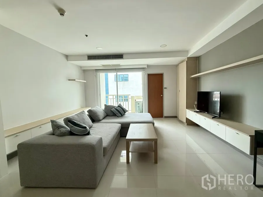 คอนโด ให้เช่าในWatthana, Bangkok - ห้องนั่งเล่นสว่าง โซฟาแอลสีเทา ตู้ทีวีบิวท์อิน และพื้นกระเบื้องมันวาว