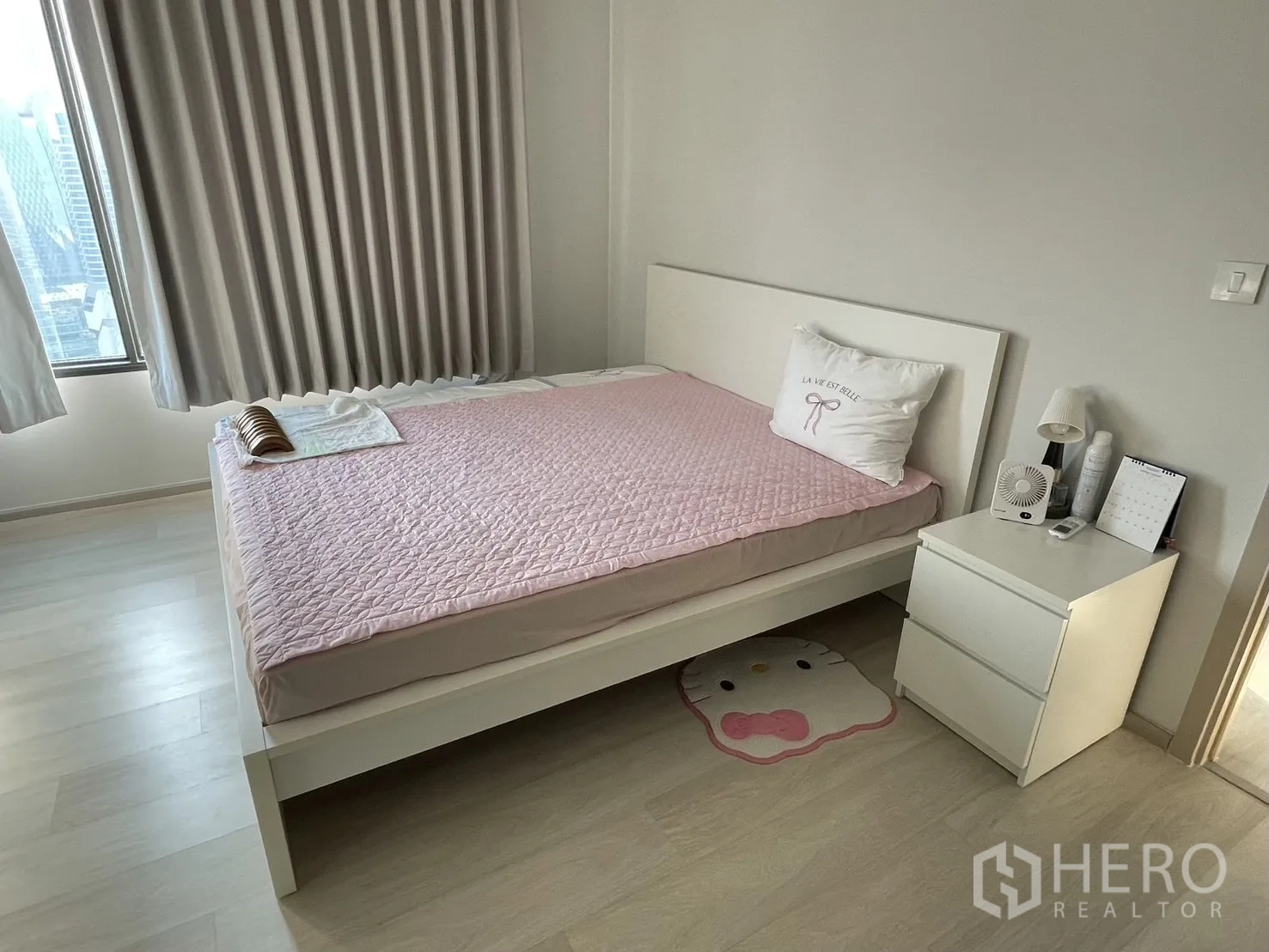 公寓 for rent in Pathum Wan, Bangkok - 第二卧室，粉色床品、床头柜，窗外为城市天际线。
