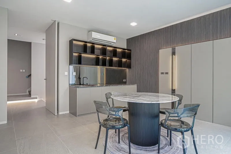 Detached House for rent - Pantry and breakfast nook with round marble table and built-in shelving.