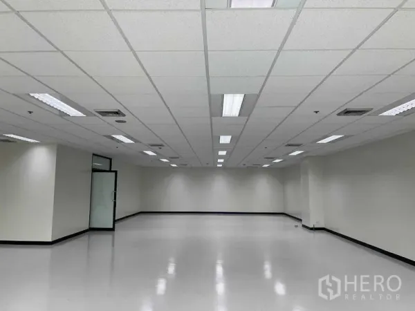 办公空间 出租在Bang Na, Bangkok - 通透明亮的未分隔办公室，均匀照明与平整地面